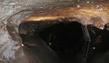 Zarovnaný strop a šikmé ploché skalné steny (planes of repose, Facetten), Ochtinská aragonitová jaskyňa.